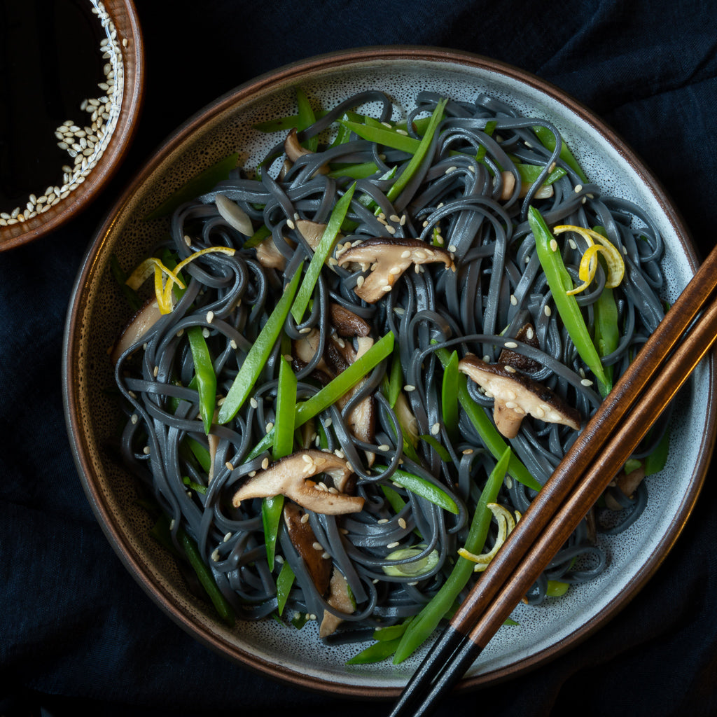 Nouilles de soba froides servies avec sauce mentsuyu